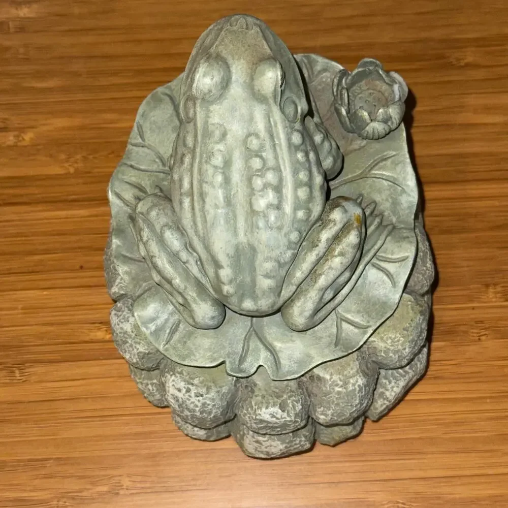 Pale Green Resin Frog Key‎ Hider Hide A Key or Trinket Box w Lid